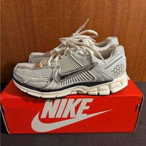 Nike Women's Silver and White Vomero 5